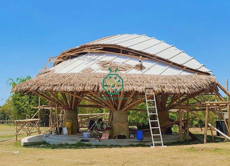 合成ニパ屋根タイルを使用したニパパティオ小屋の屋根の建設