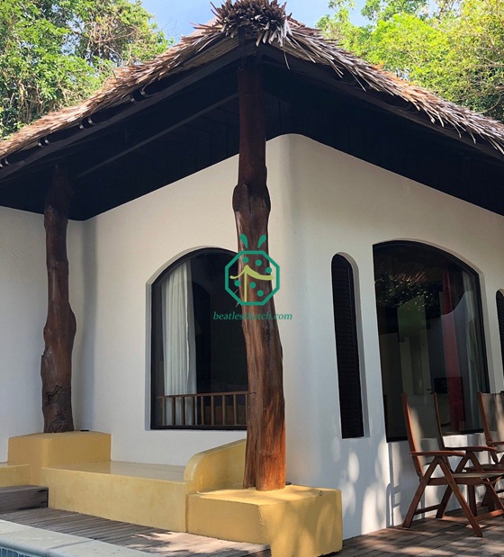 タイの島のリゾートホテルの人工茅葺き屋根