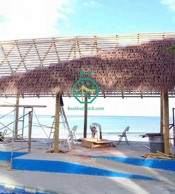 パナマビーチスイミングプールの合成ヤシ茅葺き屋根