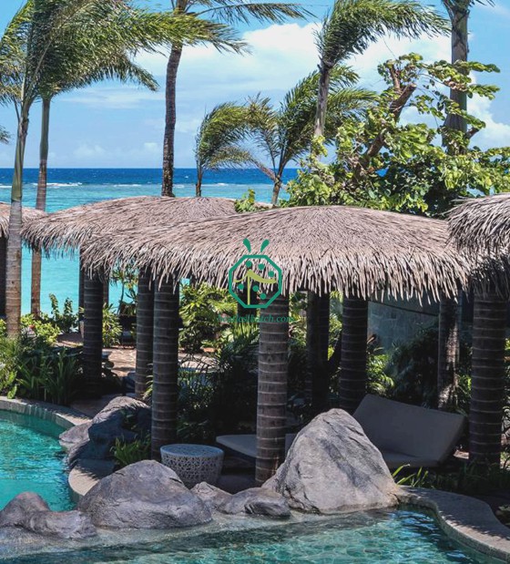 タイの島のリゾートホテルの人工茅葺き屋根